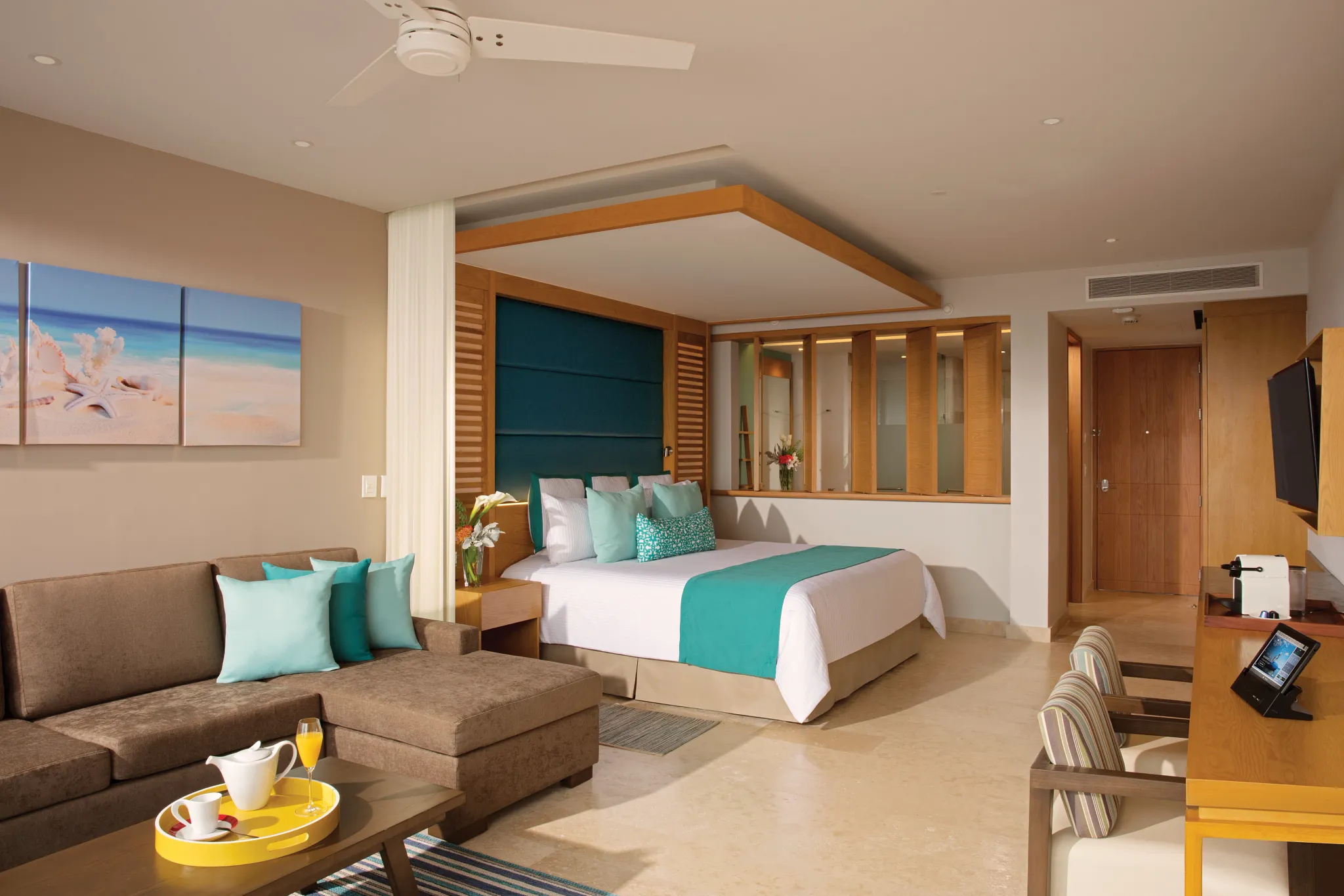 A junior suite at Dreams Playa Mujeres